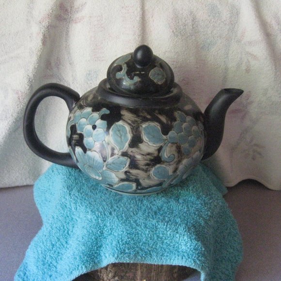 NEW TEA P0T - Picture 2 of 2